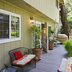 BJ's Nest Vacation Rental - Deck to French door entry