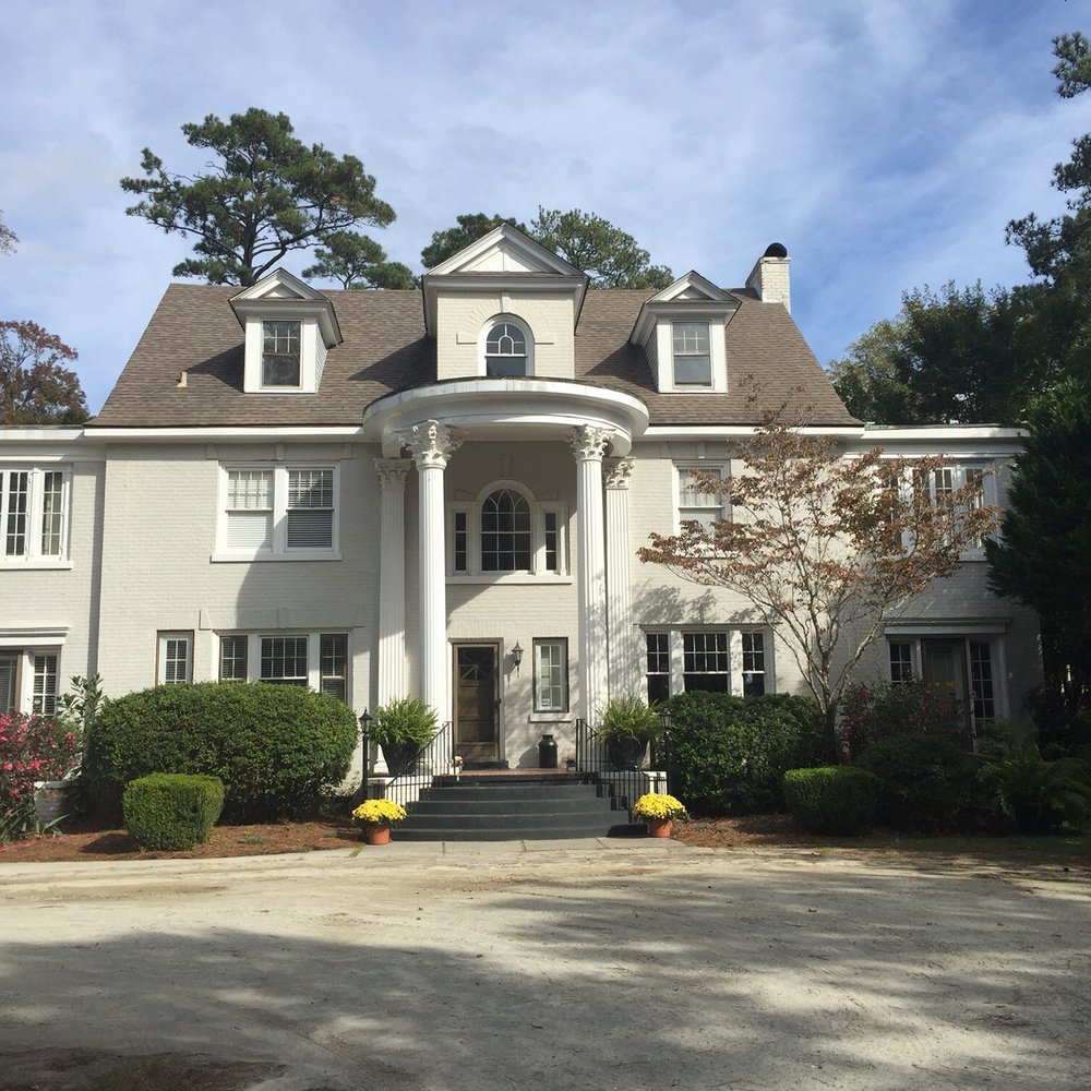 Abilena Mansion - Gorgeous entrance for bridal party photos. - Wedding Planning Near Me - New Bern, North Carolina