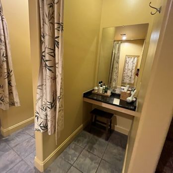 earthling day spa and pilates studio - Changing rooms; the curtains did feel a little see-through and could've used more material to fully cover. - Day Spas Near Me - Charleston, South Carolina earthling day spa and pilates studio - Changing rooms; the curtains did feel a little see-through and could've used more material to fully cover. - Day Spas Near Me - Charleston, South Carolina