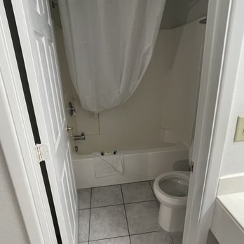 Sandia Peak Inn - Toilet and bath. - Hotels Near Me - Albuquerque, New Mexico