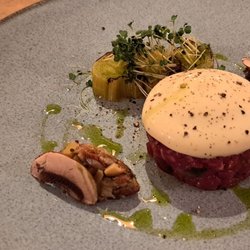 Pure Wine & Food - Tatar vom Rinderfilet, Trüffel-Pilz-Tapenade, Eigelb Espuma / Tatar of beef, truffle-mushroom tapenade, egg yolk espuma. 2025 01 21. M0.