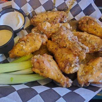 BrewBurgers - Garlic Chicken Wings. - American Near Me - Venice, Florida