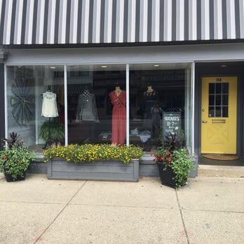Lemon Lane - From the street looking in - Women's Clothing Near Me - Shelbyville, Indiana