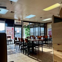 Jowli's Filipino Cuisine - Indoor dining