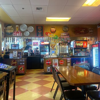 Mikey's Pizzeria - Inside - Pizza Near Me - McMinnville, Oregon