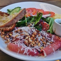 Coffee & Chow - Serranosalat