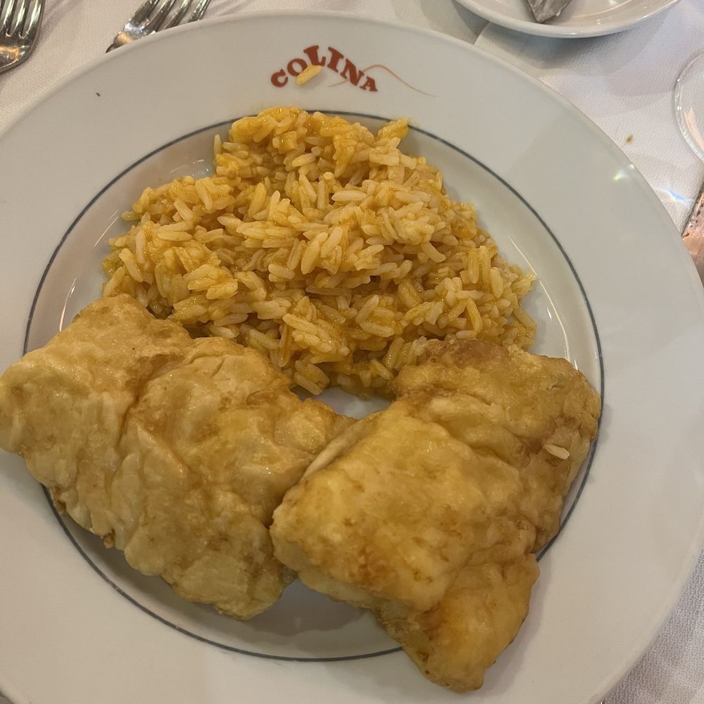 Colina - Baked battered hake fish with rice side dish - Barbeque Near Me - 1050 Lisboa, 11 Colina - Baked battered hake fish with rice side dish - Barbeque Near Me - 1050 Lisboa, 11