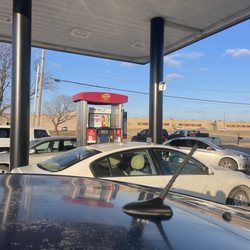 Casey's - Disorganized lines, because broken pumps. You can see how haphazardly parked these cars are in lines.