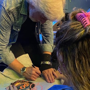 Gulfstream Park - Lance Hoppen of Orleans sweetly signed my daughter's concert shirt! - Casinos Near Me - Hallandale Beach, Florida