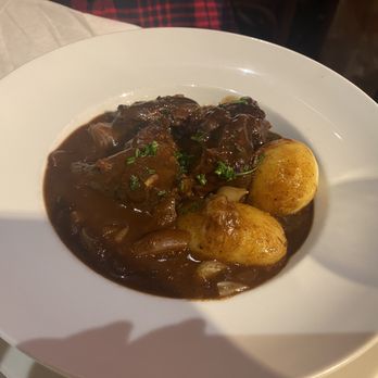 Le Bistro Marbeuf - Beef bourguignon - French Near Me - Paris, 75