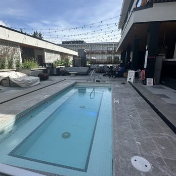 Moxy Banff - Patio with jacuzzi and pool - Hotels Near Me - Banff, Alberta
