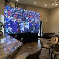 Uno Pizzeria & Grill - Ridiculous big screen to watch the game!