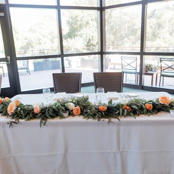 Huyen Flowers - Sweetheart table (photo by @comeplum) - Florists Near Me Huyen Flowers - Sweetheart table (photo by @comeplum) - Florists Near Me