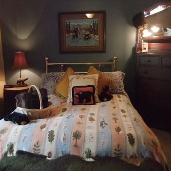 Golden Dreams Bed & Breakfast - Black Bear room- you can tell by how many Black Bears are around the room - Bed & Breakfast Near Me - Whistler, British Columbia