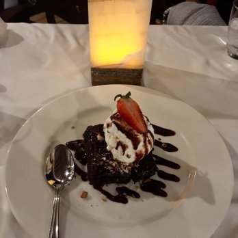 Captain's Cove - Chocolate brownie with coconut ice cream that was substitued for the orignal vanilla ice cream. - Seafood Near Me - Cancún, ROO Captain's Cove - Chocolate brownie with coconut ice cream that was substitued for the orignal vanilla ice cream. - Seafood Near Me - Cancún, ROO
