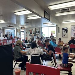 Alice's Kitchen - Busy but comfortable dining room
