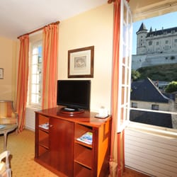 Hôtel Anne d'Anjou - Saumur Château on top of the hill overlooking the river Loire and  Hotel Anne d'Anjou
