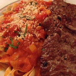 File mignon grelhado com fettuccini ao molho de tomate
