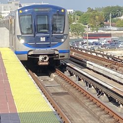 Dr. Martin Luther King Jr. Plaza station - Approaching train