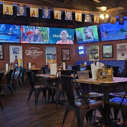 Old Tom's Sports Bar - Miami Springs - Inside vibe