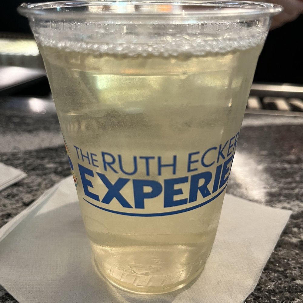 Ruth Eckerd Hall - Double pour Chardonnay - Performing Arts Near Me - Clearwater, Florida