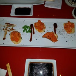 Restaurante Manekineko - Chips de mandioca com tartaruga de salmao
