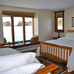 White Pillars Lodging - Executive East Room