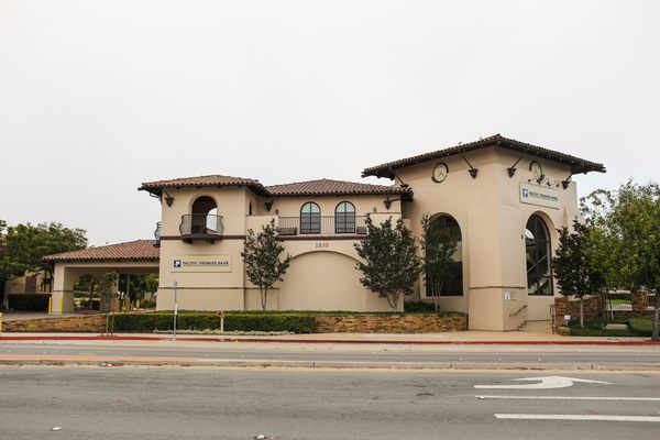 PACIFIC PREMIER BANK - Updated July 2025 - 21 Photos - 1530 E Grand Ave