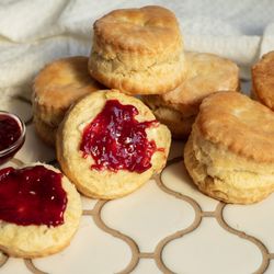 Elephants on Cedar Hills - Fresh hot biscuits with strawberry jam. Join us for breakfast!