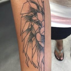 Bellevue Tattoo - Geometric lion by Star