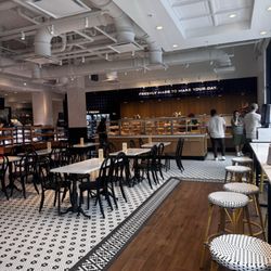 Paris Baguette - Inside