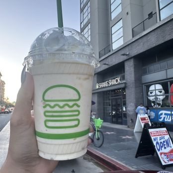 Shake Shack 6201 Hollywood - Hollywood & Gower - Banana pudding shake. - Burgers Near Me - Los Angeles, California Shake Shack 6201 Hollywood - Hollywood & Gower - Banana pudding shake. - Burgers Near Me - Los Angeles, California