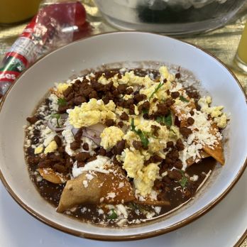 Los Mendoza Mexican Restaurant - Chula presentación de chilaquiles rojos - Mexican Near Me - Houston, Texas Los Mendoza Mexican Restaurant - Chula presentación de chilaquiles rojos - Mexican Near Me - Houston, Texas