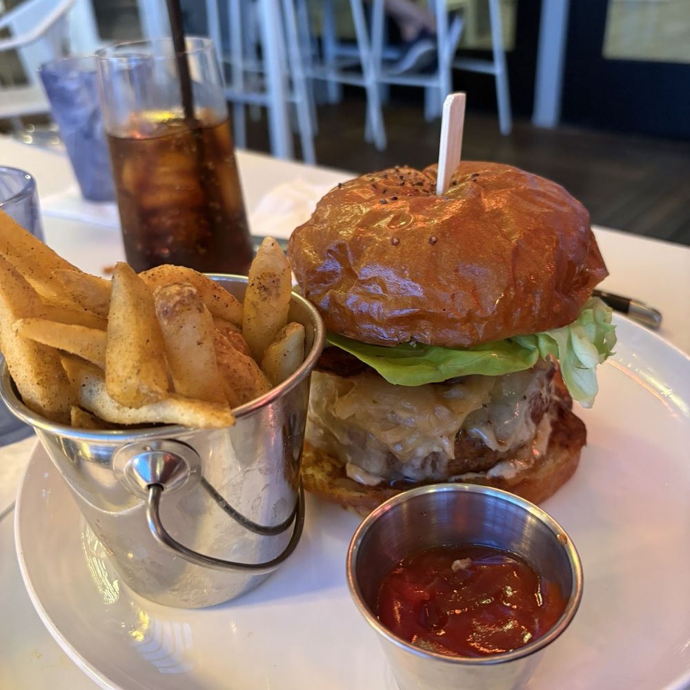 Pelham House Resort - Burger - Hotels Near Me - Dennis Port, Massachusetts Pelham House Resort - Burger - Hotels Near Me - Dennis Port, Massachusetts