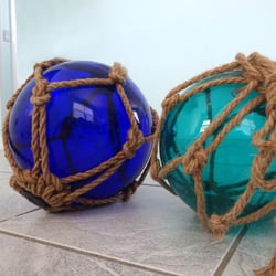 Ella's Vacation Rentals - A cool glass decor