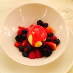 Gallo Rosso - Dessert - Vanilleeis mit Beeren