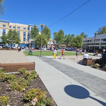 Main Street Cupertino - Plaza - Shopping Centers Near Me - Cupertino, California