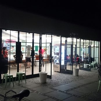 Ismageriet - Even at 9:45 - nearly closing time, there was a small queue. - Desserts Near Me - Dyssegaard, 84