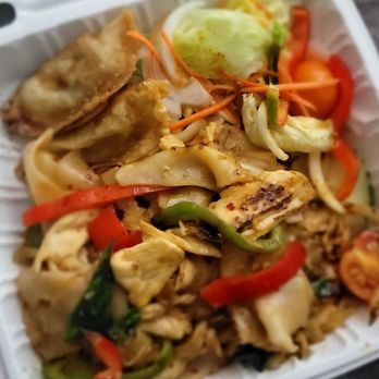 Lamoon Thai - Drunken noodles with chicken. Wasn't good at all : ( - Thai Near Me - Silver Spring, Maryland