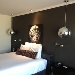 Standard king room.