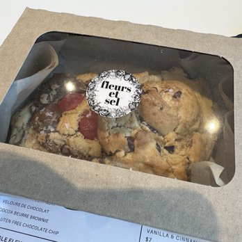 Fleurs et Sel - Cookie packaging - 2 cookies inside - Bakeries Near Me - Los Angeles, California