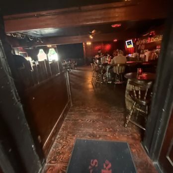 The Showdown - A beautiful bar to the right and a big spacious room for your friends and family - Music Venues Near Me - Portland, Oregon
