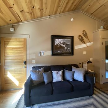 Solitude Cabins - Comfy couch - Hotels Near Me - Estes Park, Colorado Solitude Cabins - Comfy couch - Hotels Near Me - Estes Park, Colorado