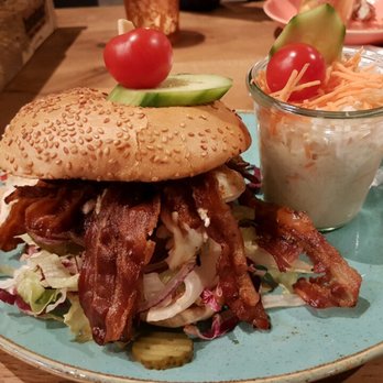 bratar - Burger with goat cheese, figs and bacon. Coleslaw on the side. - Steakhouses Near Me - Karlsruhe, BW