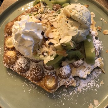 Bubble Waffle Café - Matcha bubble waffle and banana split - Waffles Near Me - Antwerp, VAN Bubble Waffle Café - Matcha bubble waffle and banana split - Waffles Near Me - Antwerp, VAN