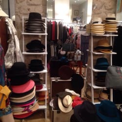 La Reine de Sicile - Juste une petite partie des chapeaux disponibles.