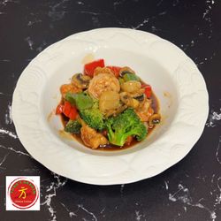 Fong's Garden - Rose Shrimp - Jumbo shrimps and scallops w. broccoli & mushrooms in a spicy garlic sauce.