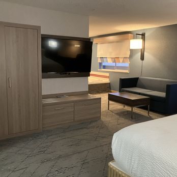Holiday Inn Express - TV, closet - Hotels Near Me - Redding, California
