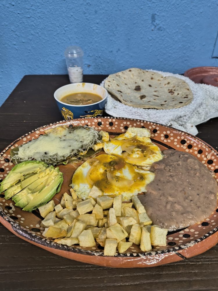 Doña Elvia's Taqueria Logo