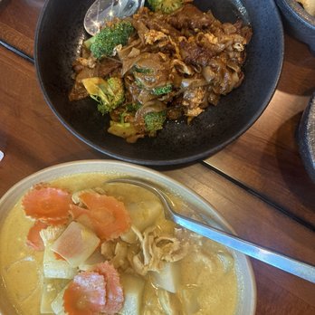 Krok - Beef pad see ew and chicken yellow curry - Thai Near Me - Las Vegas, Nevada Krok - Beef pad see ew and chicken yellow curry - Thai Near Me - Las Vegas, Nevada